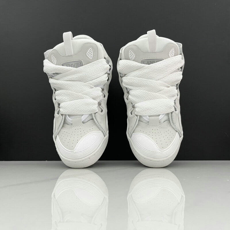  Les baskets sneakers Lanvin incarnent un style emblématique et un luxe français.

leur design élégant. Pas cher. Le moins cher.