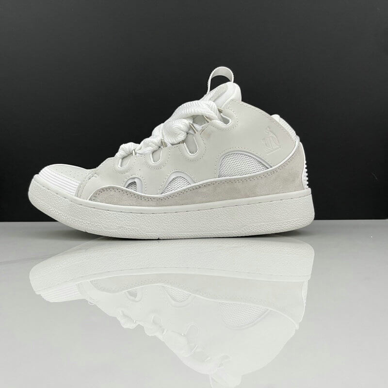  Les baskets sneakers Lanvin incarnent un style emblématique et un luxe français.

leur design élégant. Pas cher. Le moins cher.