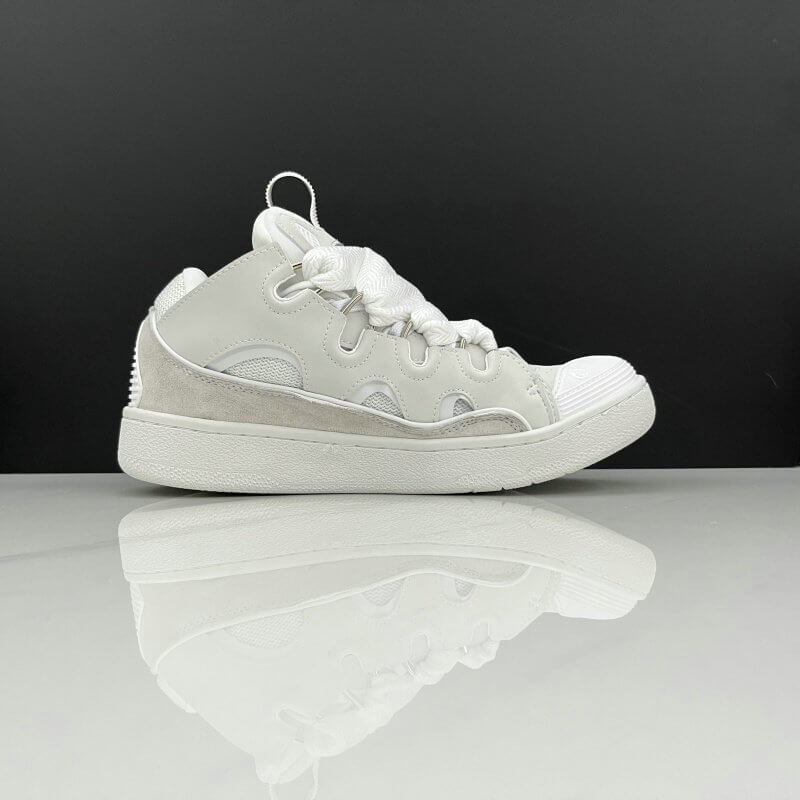  Les baskets sneakers Lanvin incarnent un style emblématique et un luxe français.

leur design élégant. Pas cher. Le moins cher.