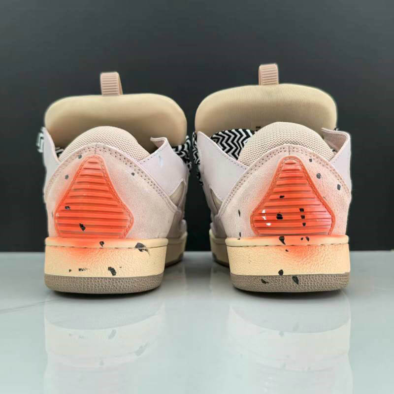  Les baskets sneakers Lanvin incarnent un style emblématique et un luxe français.

leur design élégant. Pas cher. Le moins cher.