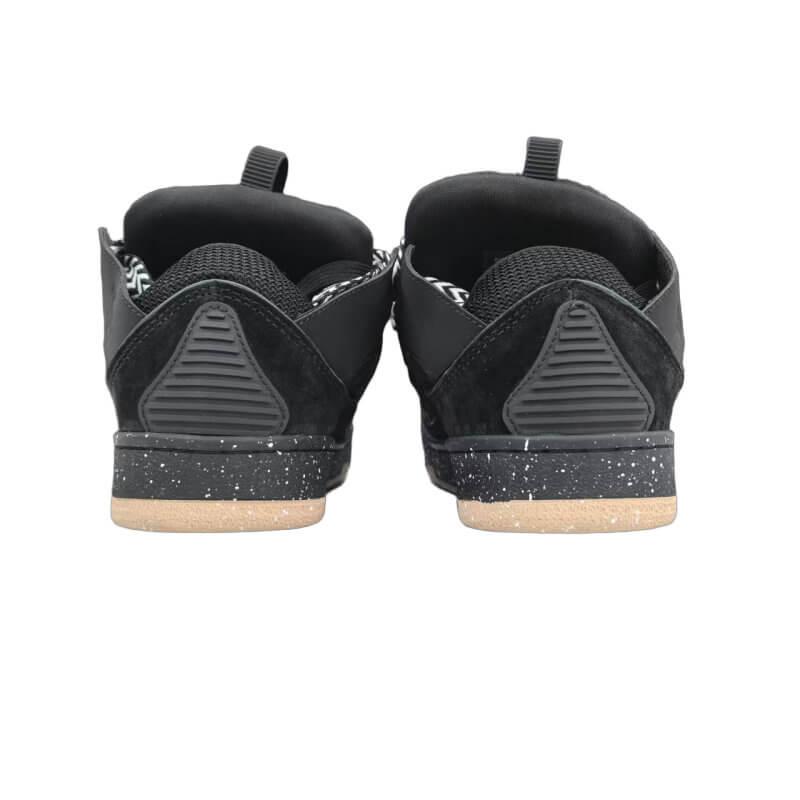  Les baskets sneakers Lanvin incarnent un style emblématique et un luxe français.

leur design élégant. Pas cher. Le moins cher.