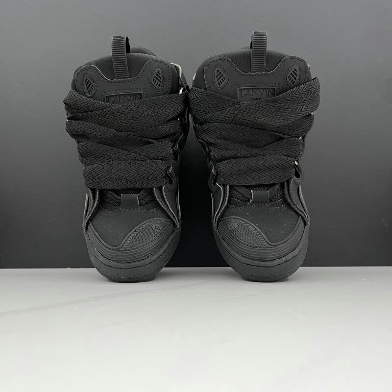  Les baskets sneakers Lanvin incarnent un style emblématique et un luxe français.

leur design élégant. Pas cher. Le moins cher.