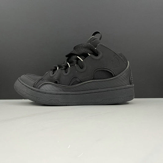  Les baskets sneakers Lanvin incarnent un style emblématique et un luxe français.

leur design élégant. Pas cher. Le moins cher.