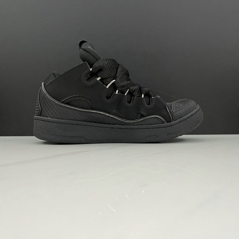  Les baskets sneakers Lanvin incarnent un style emblématique et un luxe français.

leur design élégant. Pas cher. Le moins cher.