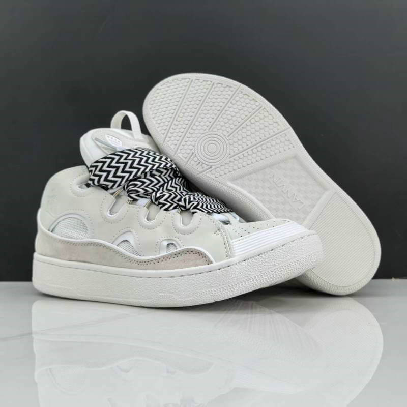  Les baskets sneakers Lanvin incarnent un style emblématique et un luxe français.

leur design élégant. Pas cher. Le moins cher.