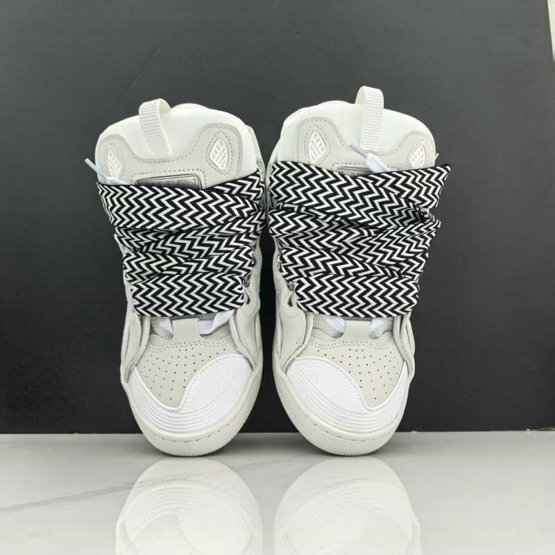  Les baskets sneakers Lanvin incarnent un style emblématique et un luxe français.

leur design élégant. Pas cher. Le moins cher.
