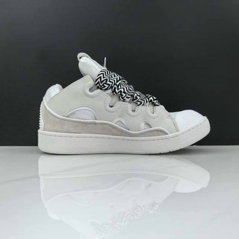  Les baskets sneakers Lanvin incarnent un style emblématique et un luxe français.

leur design élégant. Pas cher. Le moins cher.
