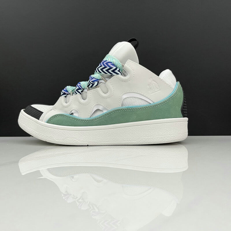  Les baskets sneakers Lanvin incarnent un style emblématique et un luxe français.

leur design élégant. Pas cher. Le moins cher.