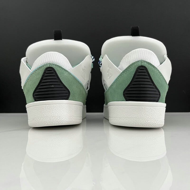  Les baskets sneakers Lanvin incarnent un style emblématique et un luxe français.

leur design élégant. Pas cher. Le moins cher.