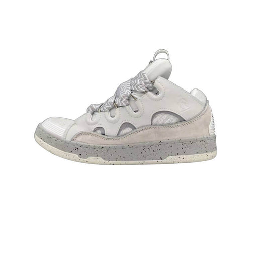  Les baskets sneakers Lanvin incarnent un style emblématique et un luxe français.

leur design élégant. Pas cher. Le moins cher.