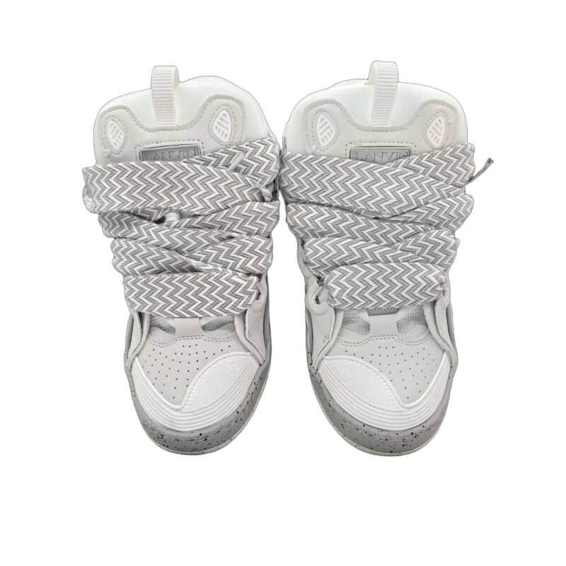  Les baskets sneakers Lanvin incarnent un style emblématique et un luxe français.

leur design élégant. Pas cher. Le moins cher.