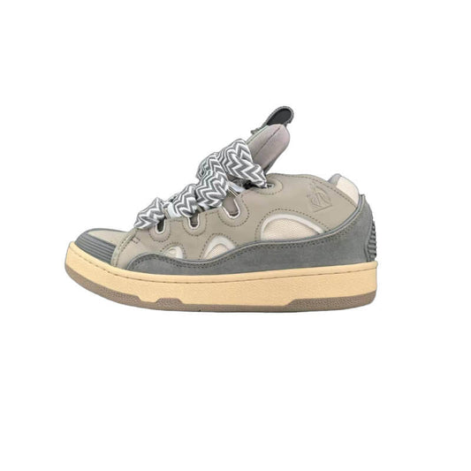 Les baskets sneakers Lanvin incarnent un style emblématique et un luxe français.

leur design élégant. Pas cher. Le moins cher.