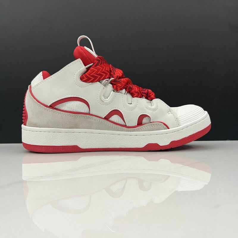  Les baskets sneakers Lanvin incarnent un style emblématique et un luxe français.

leur design élégant. Pas cher. Le moins cher.
