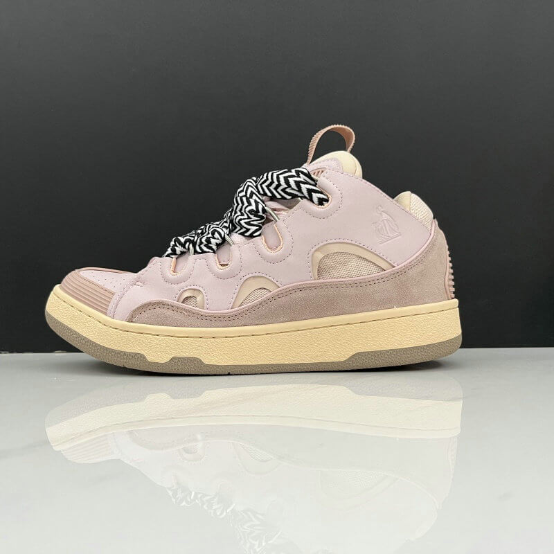  Les baskets sneakers Lanvin incarnent un style emblématique et un luxe français.

leur design élégant. Pas cher. Le moins cher.