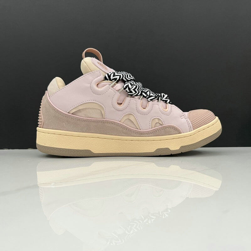  Les baskets sneakers Lanvin incarnent un style emblématique et un luxe français.

leur design élégant. Pas cher. Le moins cher.