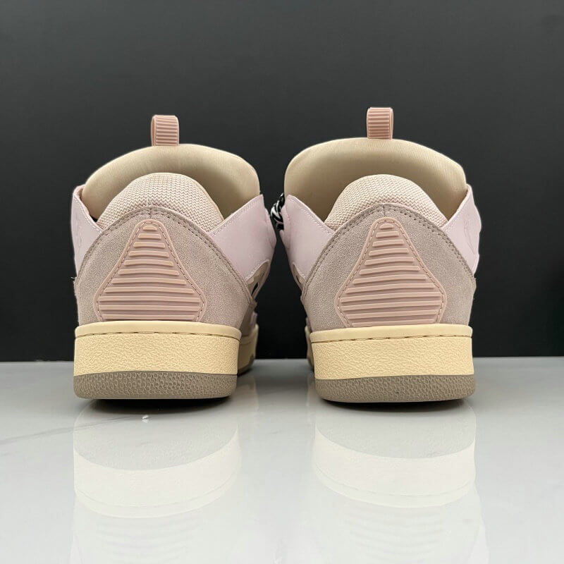  Les baskets sneakers Lanvin incarnent un style emblématique et un luxe français.

leur design élégant. Pas cher. Le moins cher.