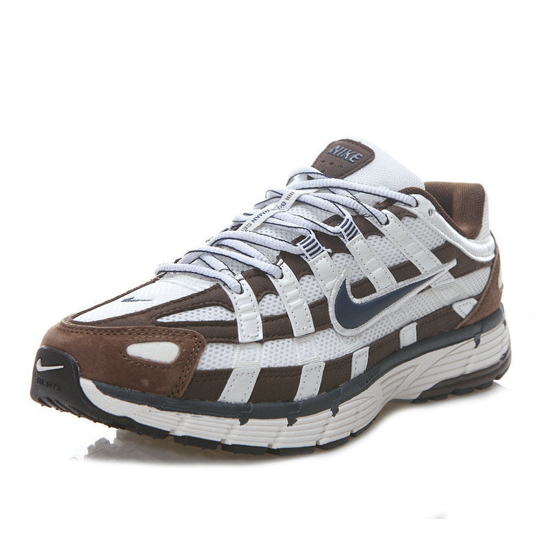 Les baskets Nike P-6000 allient un style rétro inspiré des années 2000 à une technologie moderne pour un look et un confort incomparables.