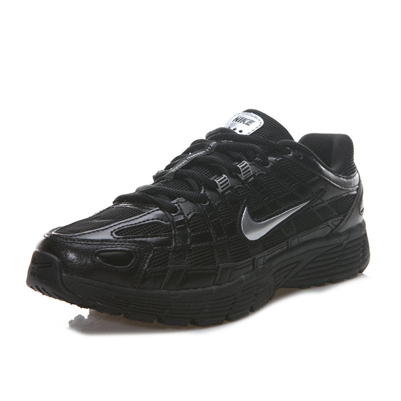 Les baskets Nike P-6000 allient un style rétro inspiré des années 2000 à une technologie moderne pour un look et un confort incomparables.
