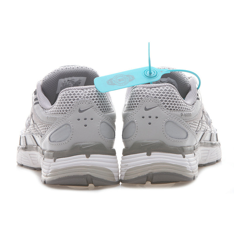 Les baskets Nike P-6000 allient un style rétro inspiré des années 2000 à une technologie moderne pour un look et un confort incomparables.