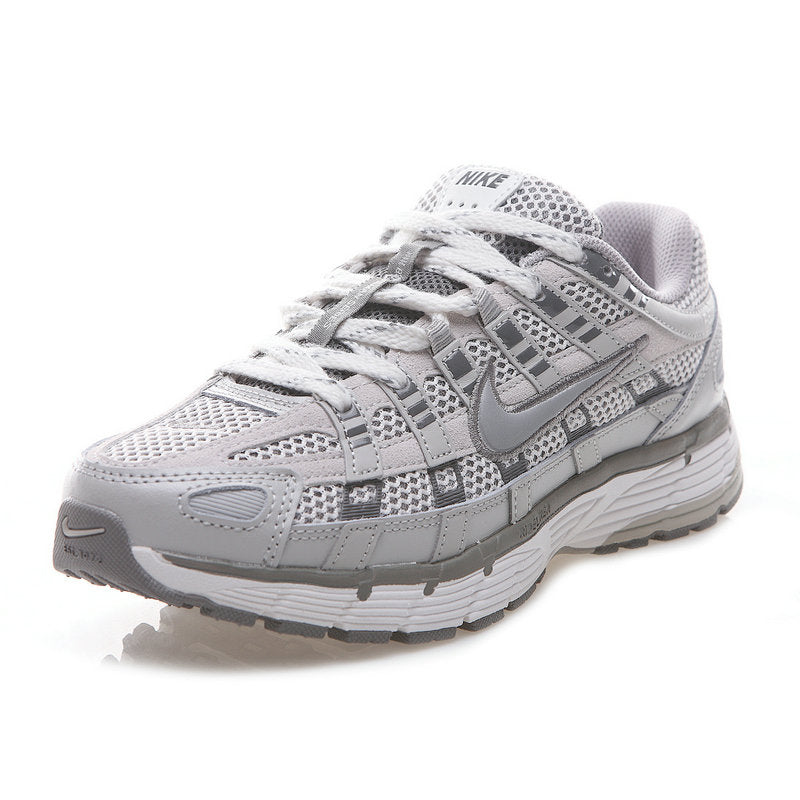 Les baskets Nike P-6000 allient un style rétro inspiré des années 2000 à une technologie moderne pour un look et un confort incomparables.