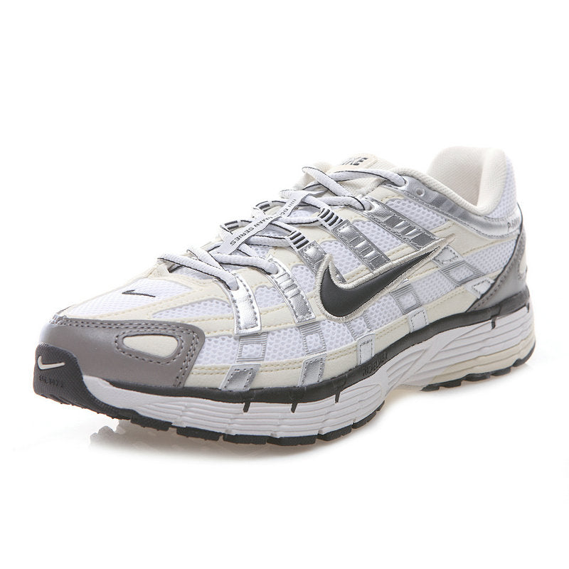 Les baskets Nike P-6000 allient un style rétro inspiré des années 2000 à une technologie moderne pour un look et un confort incomparables.