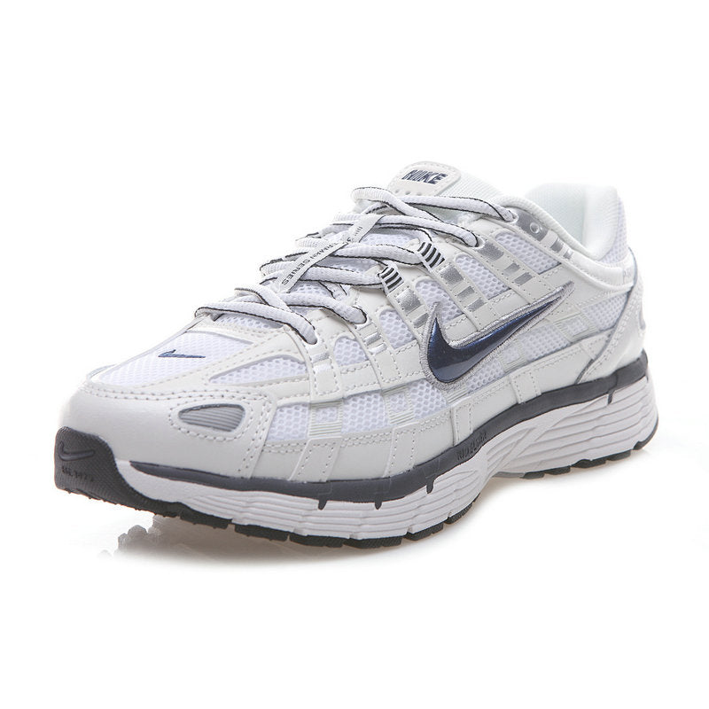 Les baskets Nike P-6000 allient un style rétro inspiré des années 2000 à une technologie moderne pour un look et un confort incomparables.