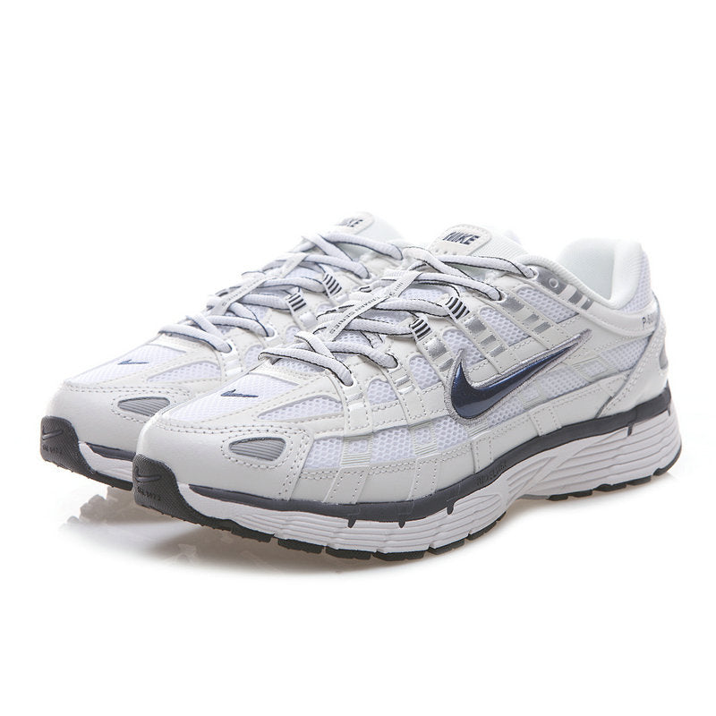 Les baskets Nike P-6000 allient un style rétro inspiré des années 2000 à une technologie moderne pour un look et un confort incomparables.