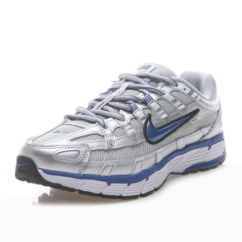 Les baskets Nike P-6000 allient un style rétro inspiré des années 2000 à une technologie moderne pour un look et un confort incomparables.