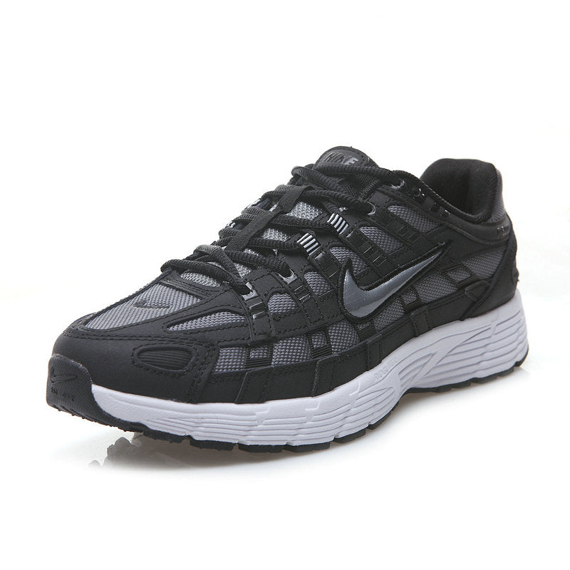 Les baskets Nike P-6000 allient un style rétro inspiré des années 2000 à une technologie moderne pour un look et un confort incomparables.