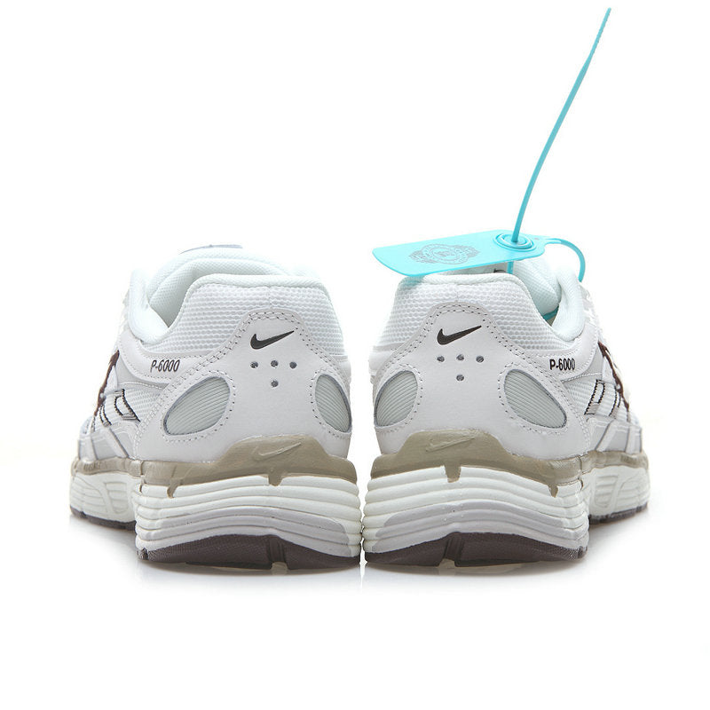 Les baskets Nike P-6000 allient un style rétro inspiré des années 2000 à une technologie moderne pour un look et un confort incomparables.