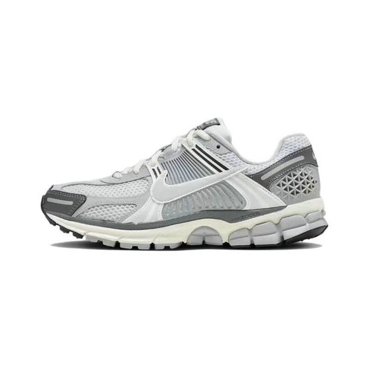 Découvrez le confort exceptionnel des Baskets Nike Zoom Vomero 5, alliant légèreté et innovation. Parfaites pour les sportifs et les passionnés !