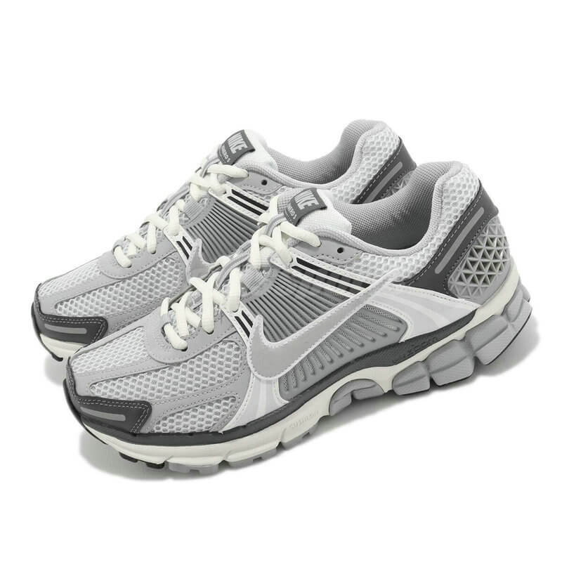 Découvrez le confort exceptionnel des Baskets Nike Zoom Vomero 5, alliant légèreté et innovation. Parfaites pour les sportifs et les passionnés !