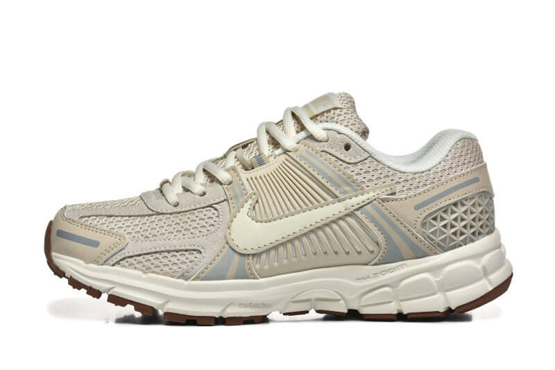 Découvrez le confort exceptionnel des Baskets Nike Zoom Vomero 5, alliant légèreté et innovation. Parfaites pour les sportifs et les passionnés !
