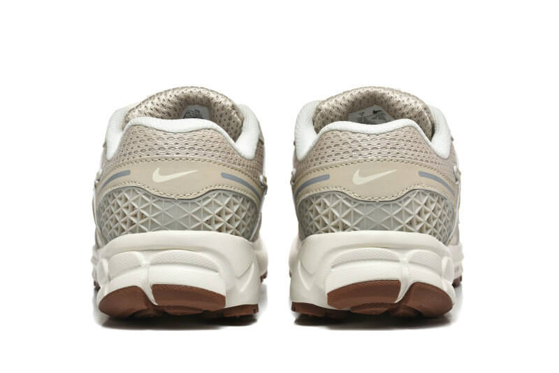 Découvrez le confort exceptionnel des Baskets Nike Zoom Vomero 5, alliant légèreté et innovation. Parfaites pour les sportifs et les passionnés !