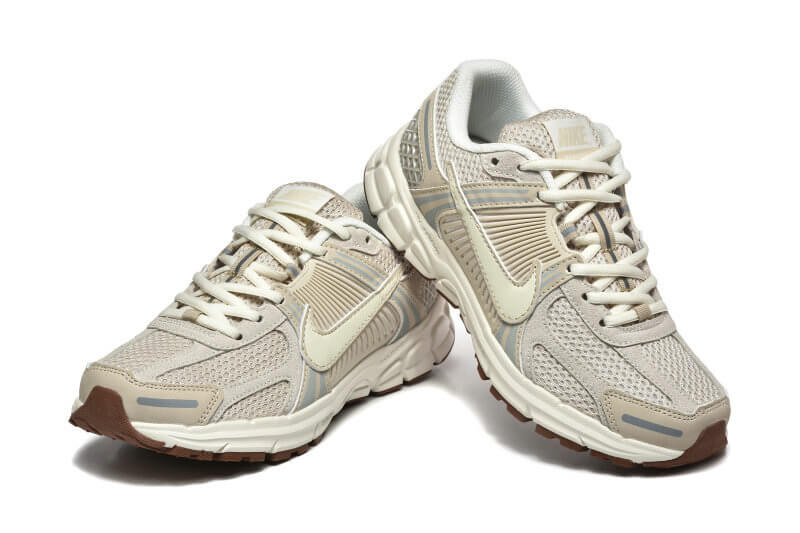 Découvrez le confort exceptionnel des Baskets Nike Zoom Vomero 5, alliant légèreté et innovation. Parfaites pour les sportifs et les passionnés !