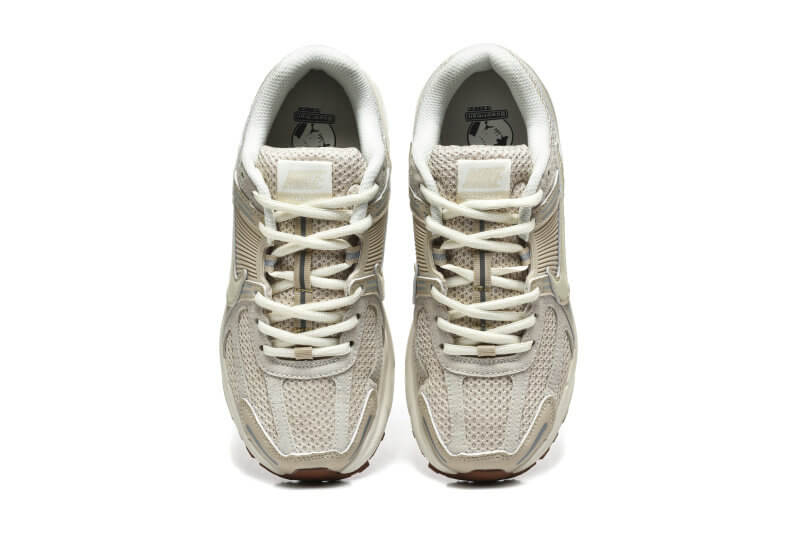 Découvrez le confort exceptionnel des Baskets Nike Zoom Vomero 5, alliant légèreté et innovation. Parfaites pour les sportifs et les passionnés !