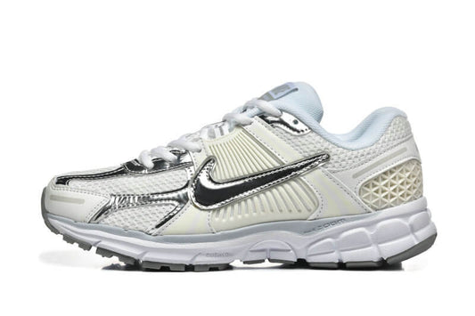 Découvrez le confort exceptionnel des Baskets Nike Zoom Vomero 5, alliant légèreté et innovation. Parfaites pour les sportifs et les passionnés !