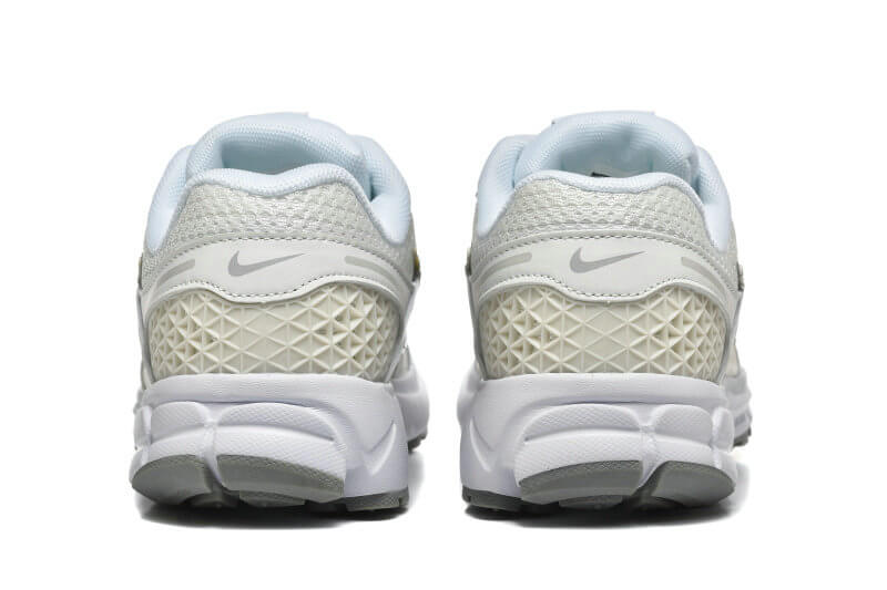 Découvrez le confort exceptionnel des Baskets Nike Zoom Vomero 5, alliant légèreté et innovation. Parfaites pour les sportifs et les passionnés !
