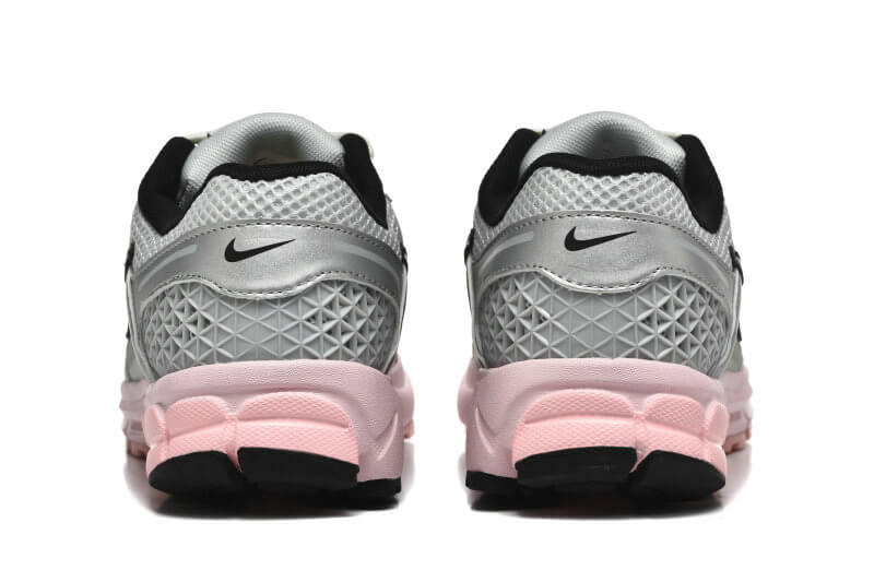 Découvrez le confort exceptionnel des Baskets Nike Zoom Vomero 5, alliant légèreté et innovation. Parfaites pour les sportifs et les passionnés !