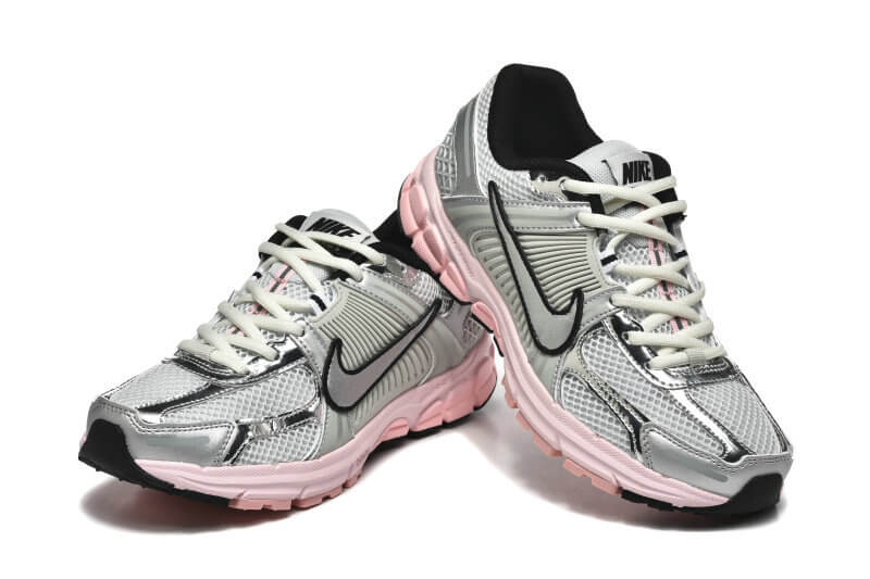 Découvrez le confort exceptionnel des Baskets Nike Zoom Vomero 5, alliant légèreté et innovation. Parfaites pour les sportifs et les passionnés !