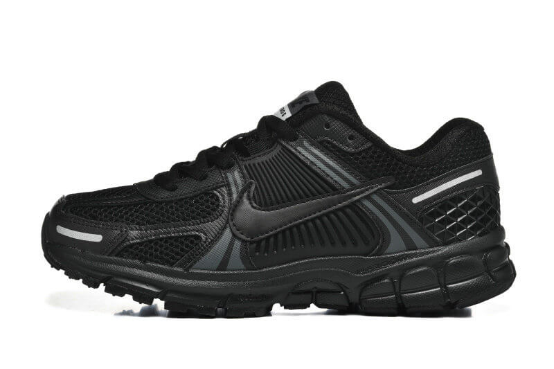 Découvrez le confort exceptionnel des Baskets Nike Zoom Vomero 5, alliant légèreté et innovation. Parfaites pour les sportifs et les passionnés !