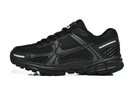 Découvrez le confort exceptionnel des Baskets Nike Zoom Vomero 5, alliant légèreté et innovation. Parfaites pour les sportifs et les passionnés !