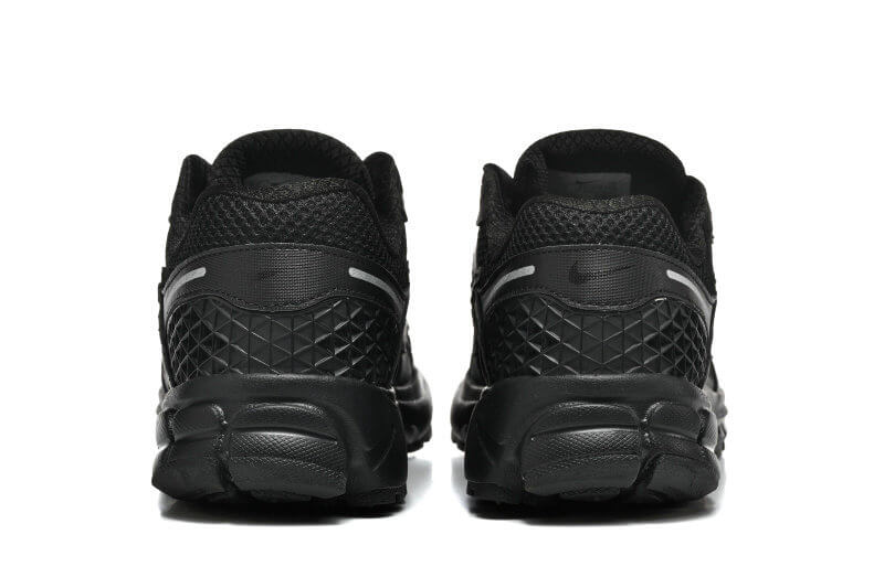 Découvrez le confort exceptionnel des Baskets Nike Zoom Vomero 5, alliant légèreté et innovation. Parfaites pour les sportifs et les passionnés !