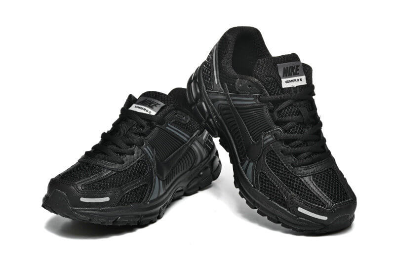 Découvrez le confort exceptionnel des Baskets Nike Zoom Vomero 5, alliant légèreté et innovation. Parfaites pour les sportifs et les passionnés !