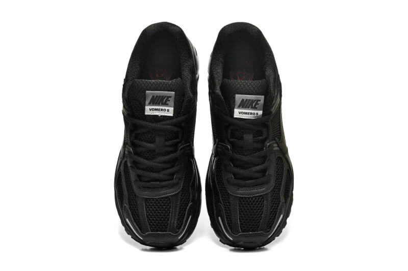 Découvrez le confort exceptionnel des Baskets Nike Zoom Vomero 5, alliant légèreté et innovation. Parfaites pour les sportifs et les passionnés !