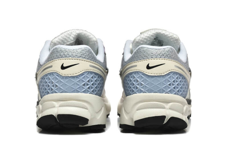 Découvrez le confort exceptionnel des Baskets Nike Zoom Vomero 5, alliant légèreté et innovation. Parfaites pour les sportifs et les passionnés !