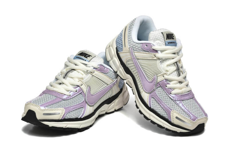 Découvrez le confort exceptionnel des Baskets Nike Zoom Vomero 5, alliant légèreté et innovation. Parfaites pour les sportifs et les passionnés !