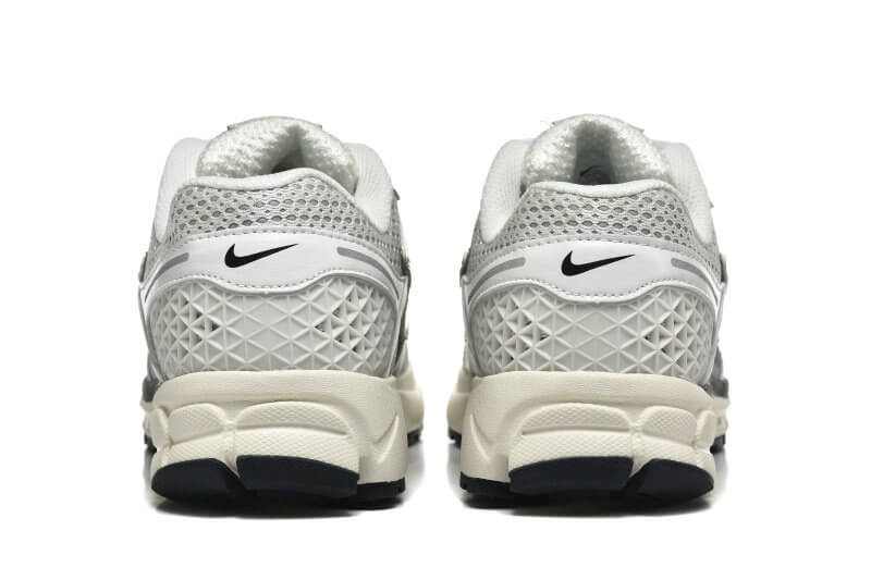 Découvrez le confort exceptionnel des Baskets Nike Zoom Vomero 5, alliant légèreté et innovation. Parfaites pour les sportifs et les passionnés !