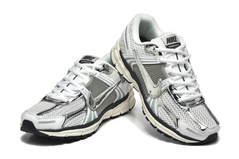 Découvrez le confort exceptionnel des Baskets Nike Zoom Vomero 5, alliant légèreté et innovation. Parfaites pour les sportifs et les passionnés !