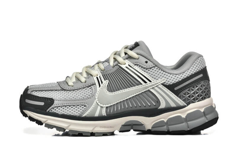Découvrez le confort exceptionnel des Baskets Nike Zoom Vomero 5, alliant légèreté et innovation. Parfaites pour les sportifs et les passionnés !
